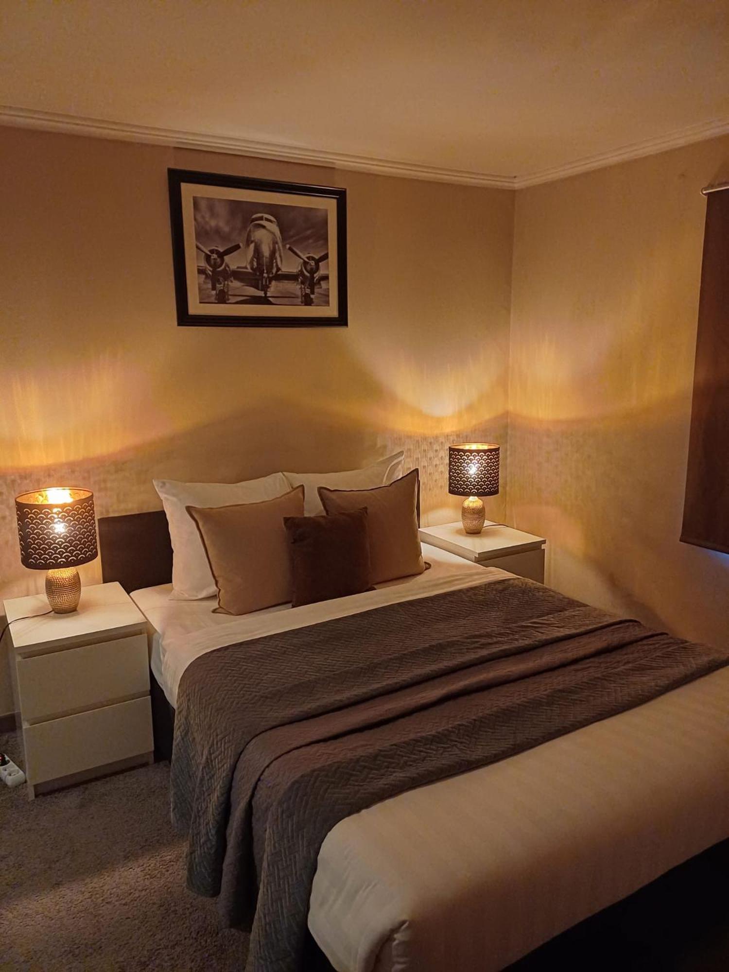 Park Hotel Airport Шарлеруа Экстерьер фото
