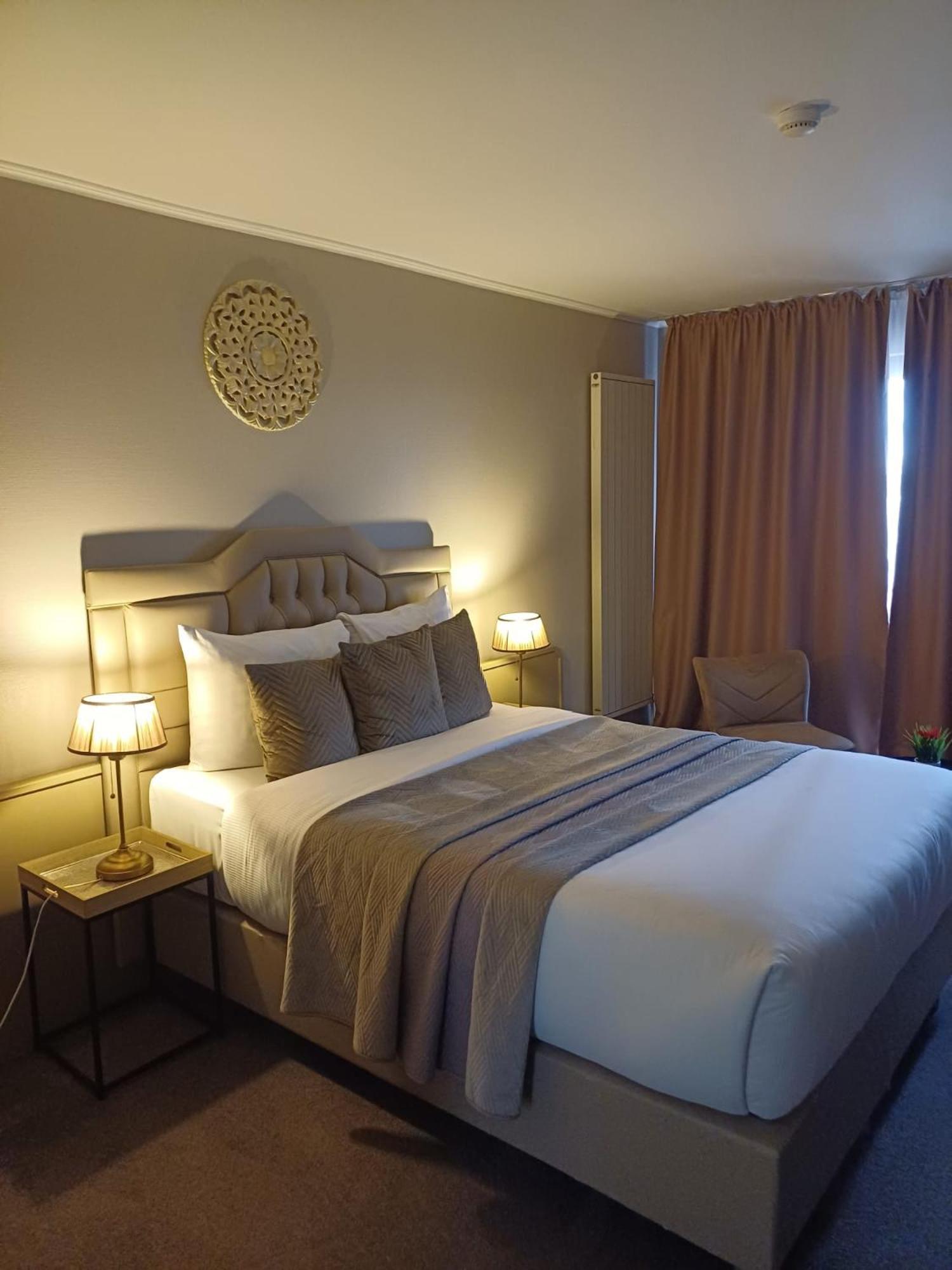 Park Hotel Airport Шарлеруа Экстерьер фото